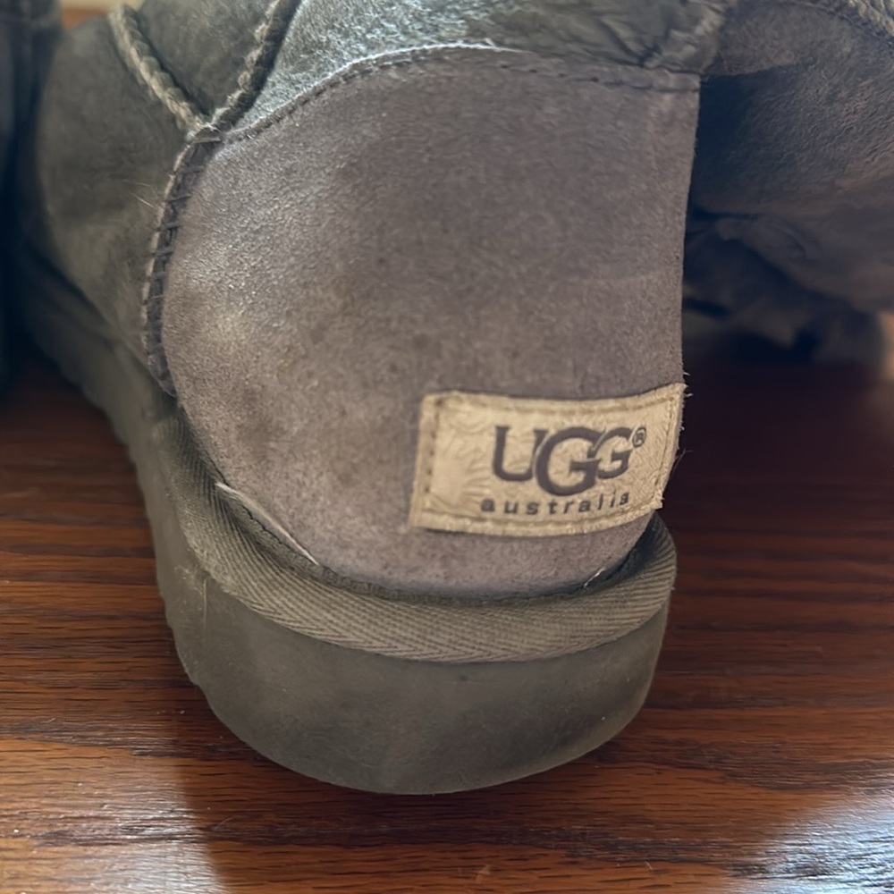 Size 8 triple Bailey button Ugg boots - Picture 6 of 9